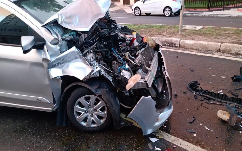Motorista bateu em viatura da SMTT e fugiu do local — Foto: SMTT/Divulgação