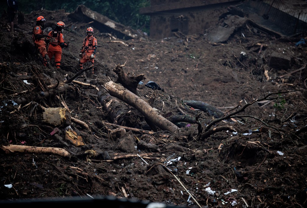 Bombeiros procuram por vítimas do deslizamento após temporal em Petrópolis (RJ)  — Foto: Carl de Souza/AFP