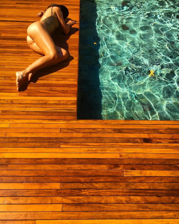 Flavia Alessandra posa com maiô na beira da piscina e deixa o bumbum em evidência (Foto: Reprodução / Instagram)
