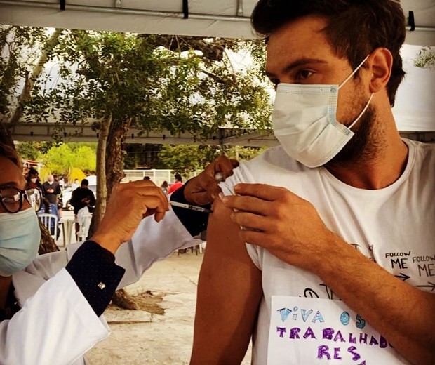 Sérgio Guizé é vacinado contra Covid-19 (Foto: Reprodução/Instagram)