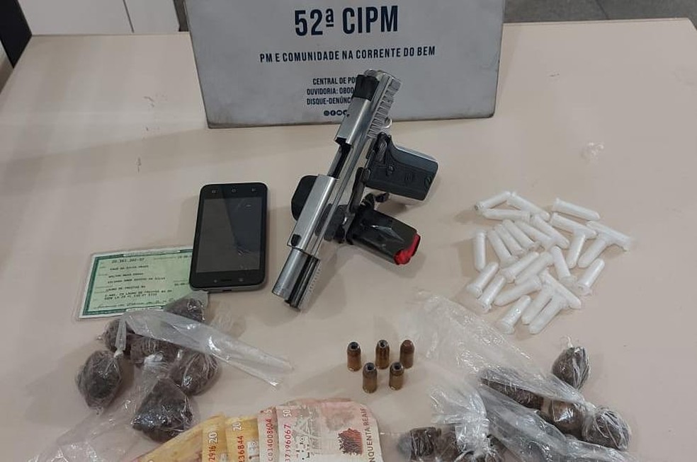 Homem morreu em confronto com PMs e adolescente foi apreendido na regi&atilde;o metropolitana de Salvador &mdash; Foto: Divulga&ccedil;&atilde;o/SSP-BA