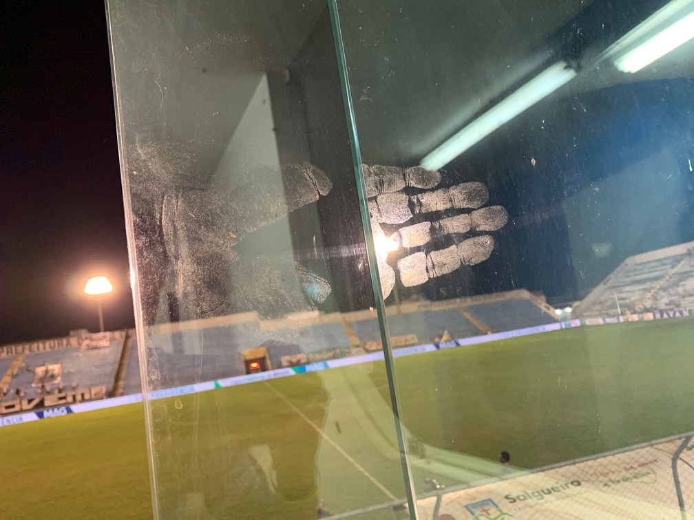 Edu Dracena deixa marca de mão em vidro de camarote do Cornélio de Barros — Foto: Bruno Giufrida