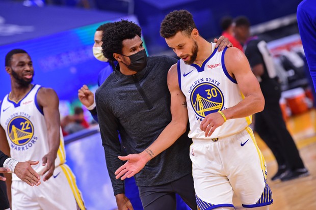 Por pouco Warriors não trouxe Leandrinho (centro) de volta às quadras, para companhia de Curry (dir.) (Foto: Noah Graham/NBAE via Getty Images)
