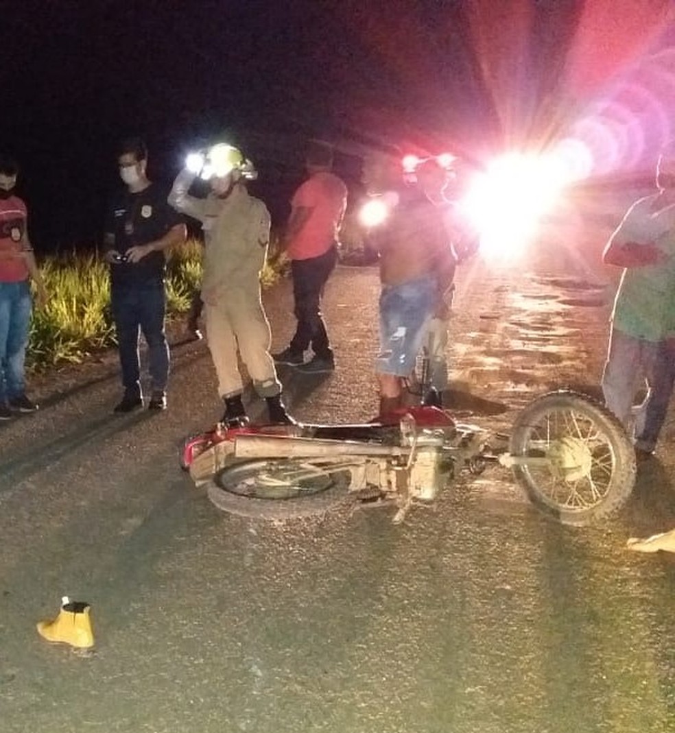 Adolescentes foram levados por terceiros para o hospital de Feijó e motocicleta foi retirada do local — Foto: Ascom/Corpo de Bombeiros do Acre