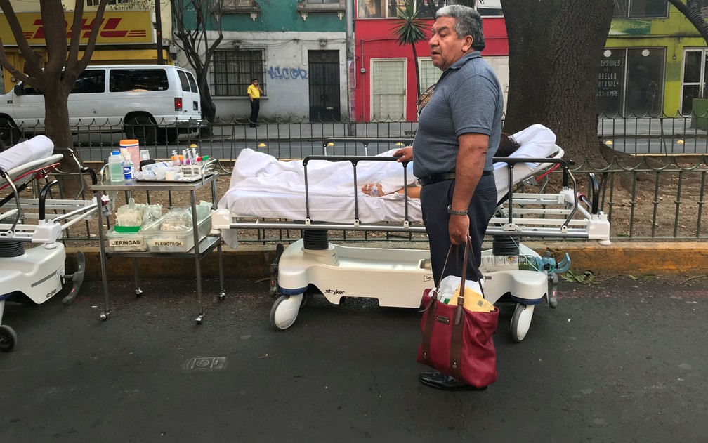Pacientes e acompanhantes são vistos em rua da Cidade do México após hospital ser evacuado depois de terremoto, na sexta-feira (16) (Foto: Reuters/Claudia Daut)