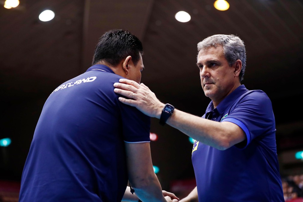 Zé Roberto parabeniza técnico da Tailândia após a derrota do Brasil no Grand Prix (Foto: Divulgação FIVB)