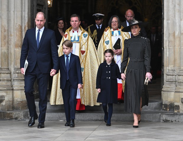 Príncipe William, Kate Middleton e filhos visitam memorial do príncipe Philip. (Foto: Getty Images)