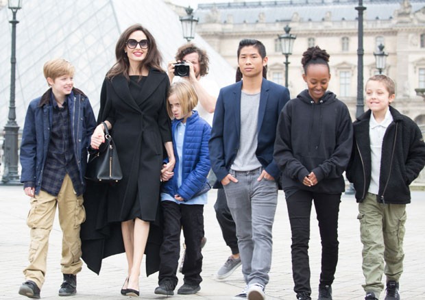 Angelina Jolie com Shiloh, Vivienne, Pax, Zahara e Knox (Foto: The Grosby Group)