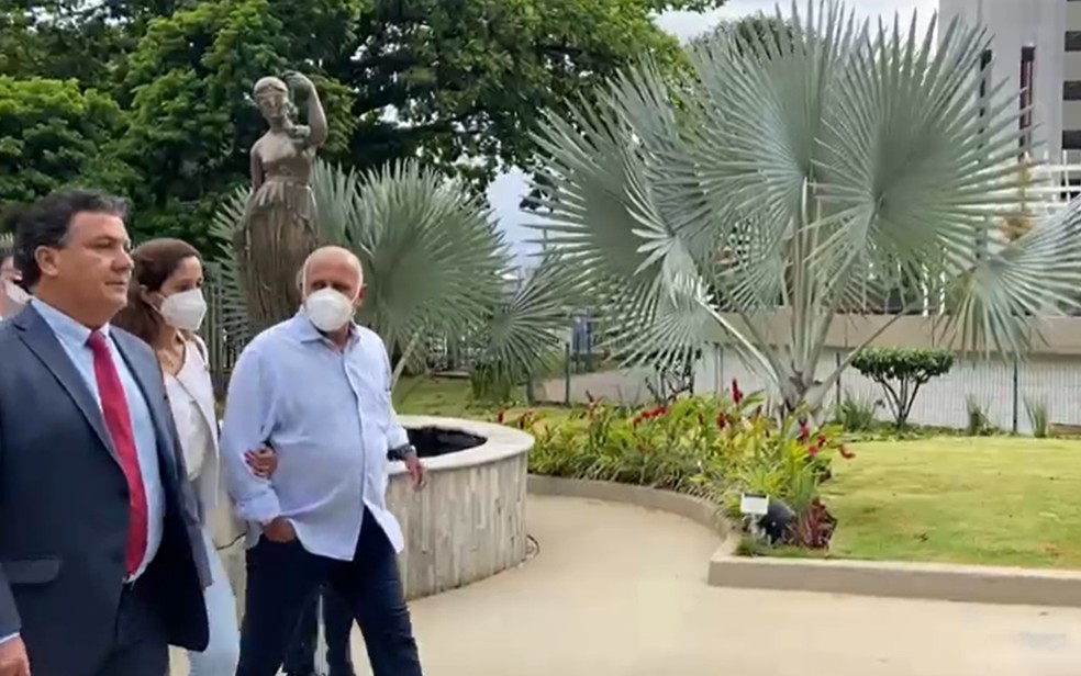 Maurício Sampaio chegando ao TJ-GO acompanhado de advogado — Foto: Reprodução/TV Anhanguera