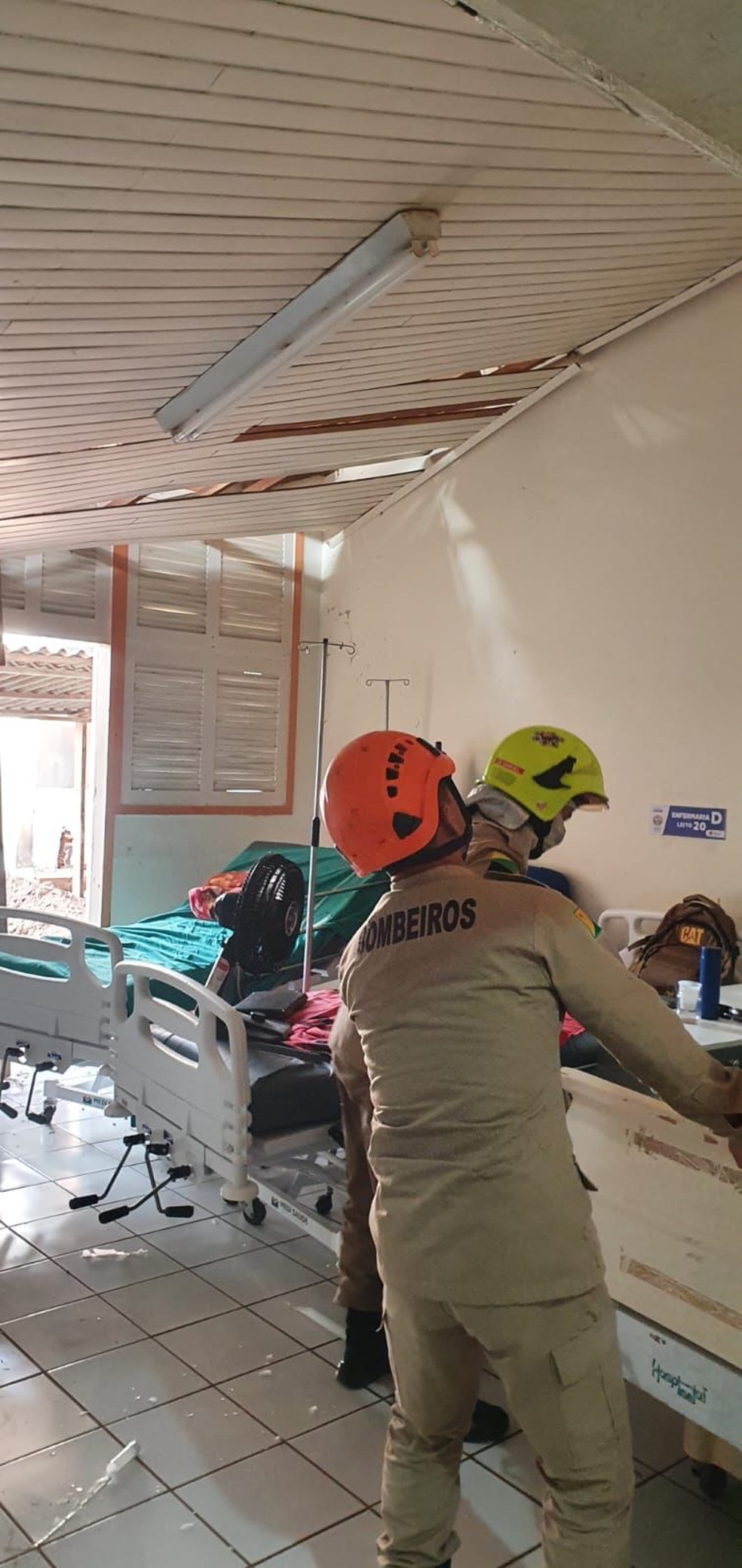 Forro de uma das enfermarias caiu e atingiu pacientes do Hospital João Câncio, entre eles Izailton — Foto: Arquivo/Corpo de Bombeiros do Acre