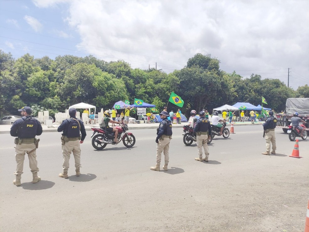 Agentes da PRF em ato na BR-232, no Recife, em frente ao Comando Militar do Nordeste — Foto: PRF/Divulgação