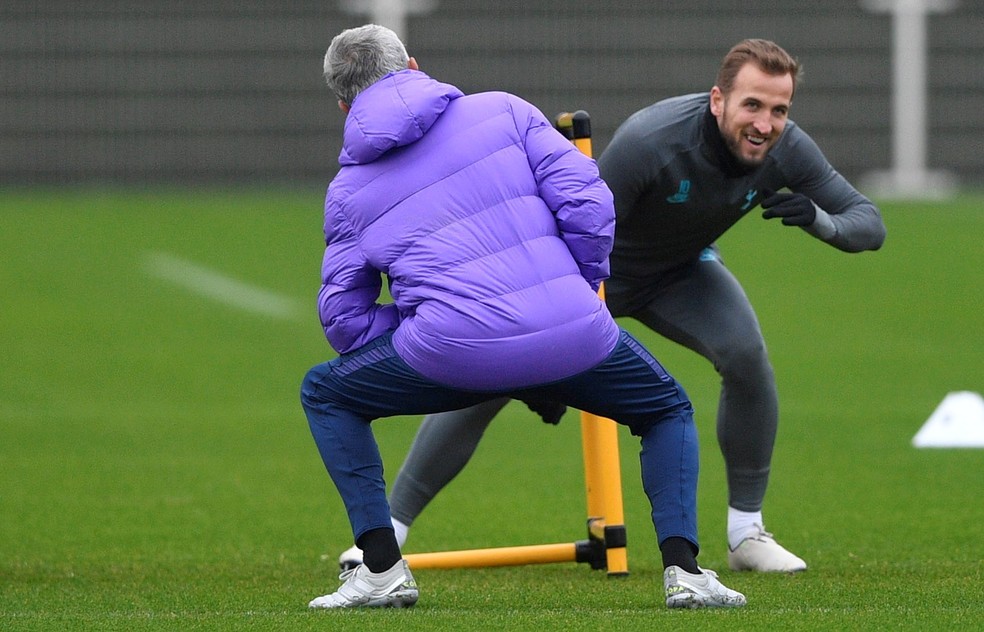 José Mourinho faz exercício ao lado do atacante Harry Kane em treino no Tottenham — Foto: Neil Hall/EFE