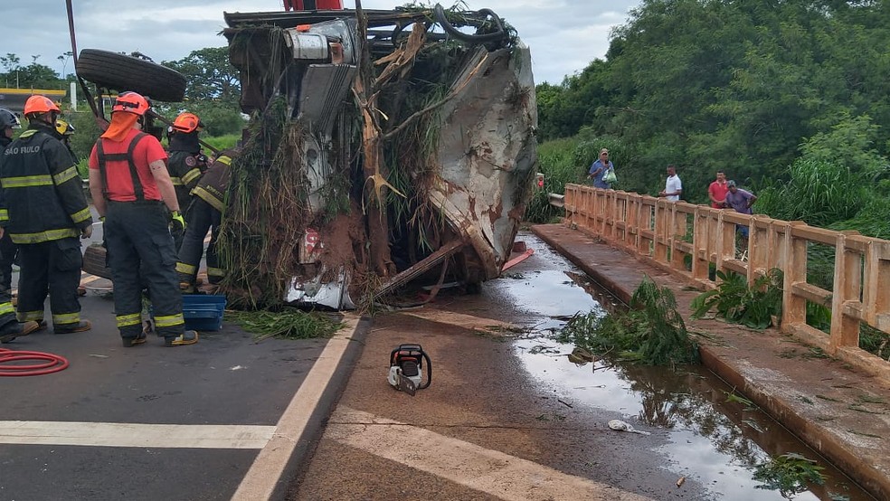 Ônibus caiu em córrego após acidente em Parisi  — Foto: Divulgação/VotuporangaTudo 