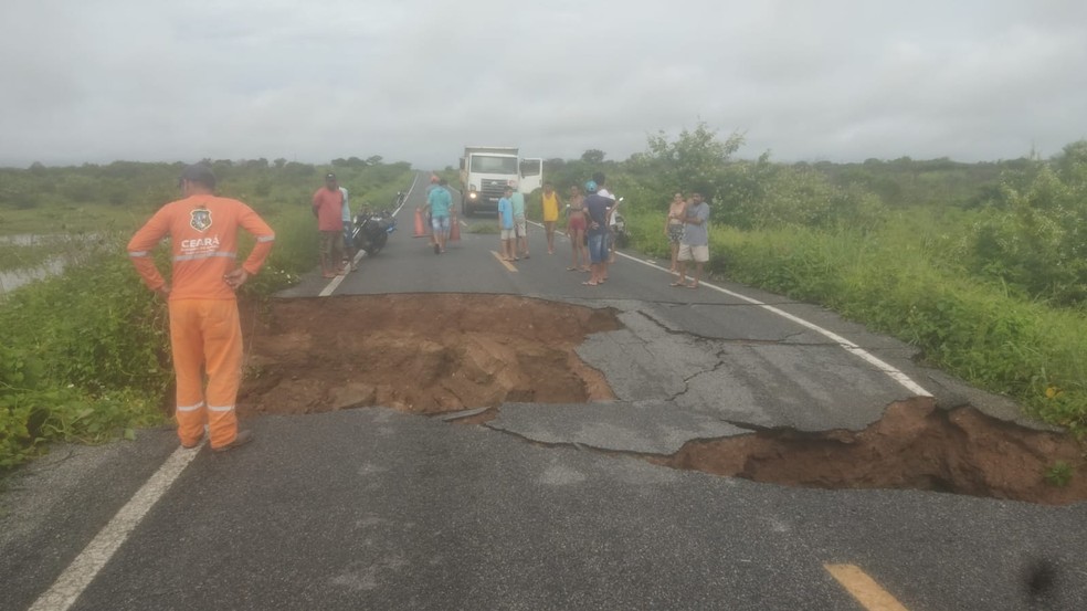 Correnteza destrói estrada que liga Miraíma e Itapipoca, no Ceará — Foto: Reprodução