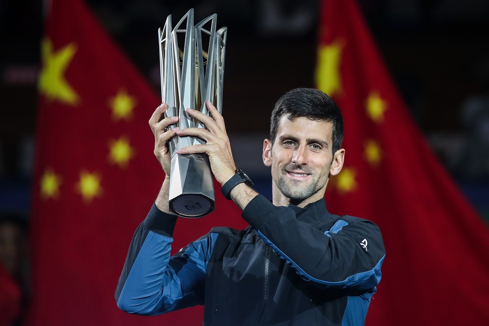 Djokovic posa com o trofÃ©u do Masters 1000 de Xangai â Foto: Getty Images