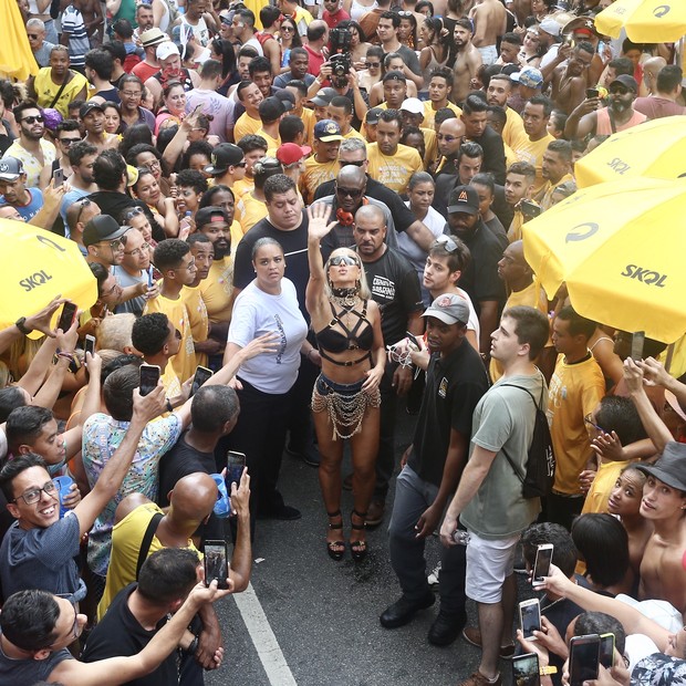 Com ajuda de equipe de segurança, Sabrina SAto atravessa multidão no centro de SP (Foto: Iwi Onodera e Manuela Scarpa/Brazil News)