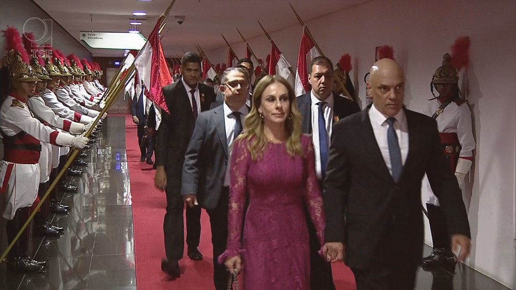 O ministro Alexandre de Moraes chega para cerimônia de sua posse como presidente do TSE, acompanhado de sua esposa — Foto: Reprodução/TSE
