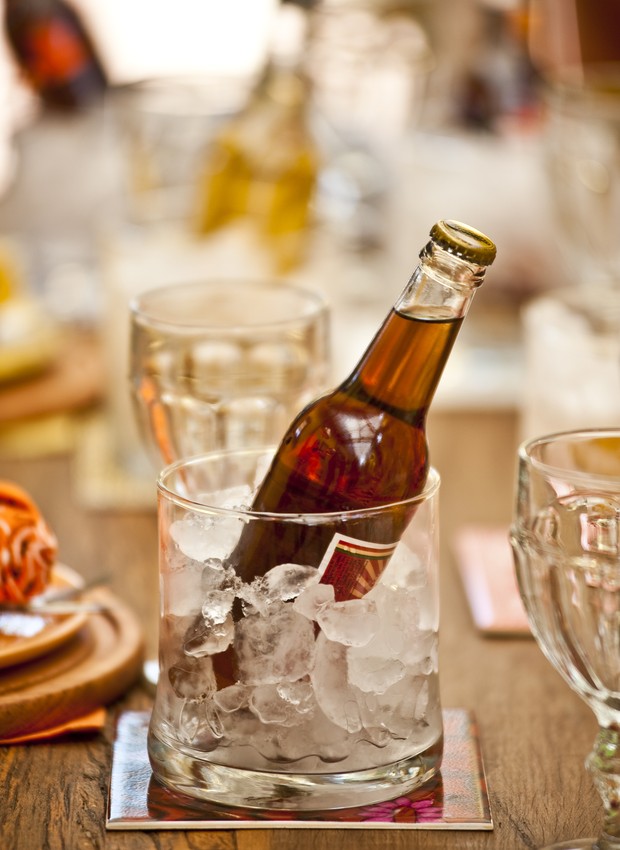 Imagem de uma mesa, com cervejas em potes de gelo (Foto: Ricardo Corrêa / Editora Globo)