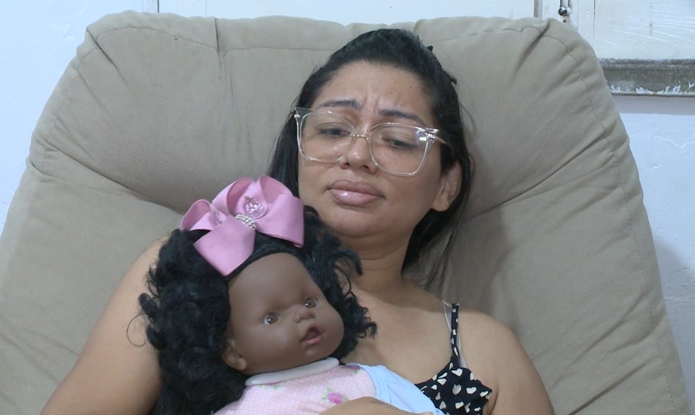 Mãe chora e pede Justiça ao relatar morte da filha de 6 anos quando policial reagiu a assalto — Foto: Reprodução