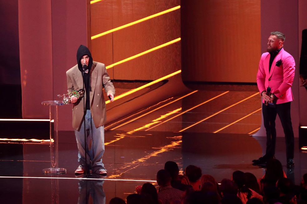 Conor McGregor entrega prêmio de "Artista do ano" a Justin Bieber no VMA — Foto: Bennett Raglin/Getty Images