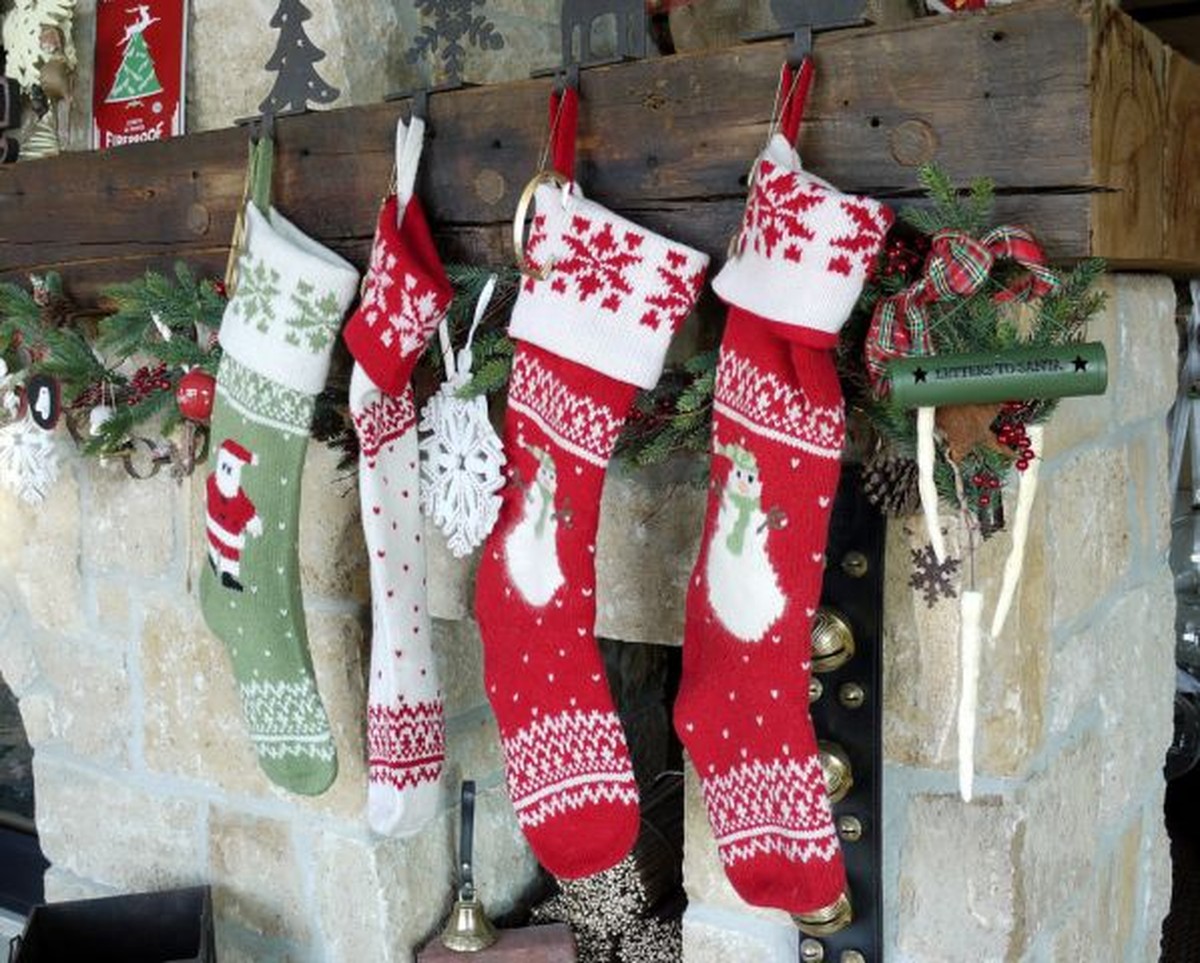 Conheça a história da tradição natalina de botar meias na lareira | Extras  Estúdio C | Rede Globo