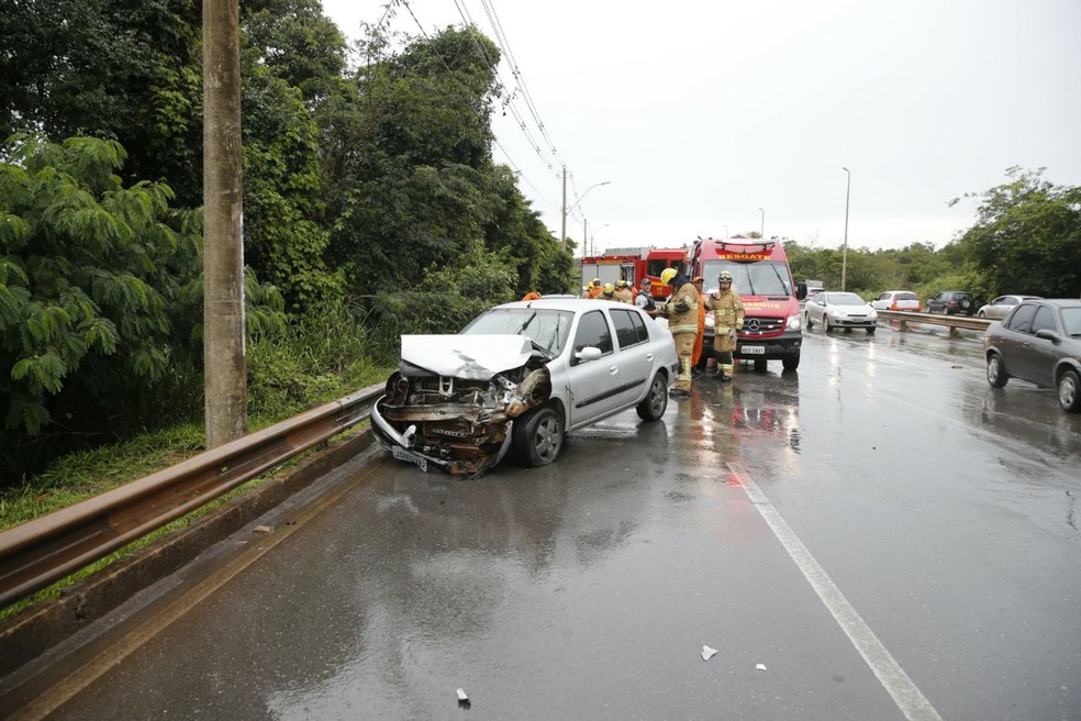Acidente na EPAR, no Distrito Federal, envolveu três veículos (Foto: CBMDF/Divulgação)