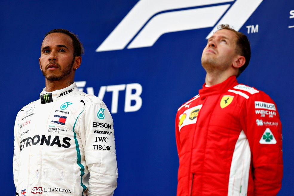 O pódio dividido com Vettel, uma constância na campanha do penta — Foto: Getty Images
