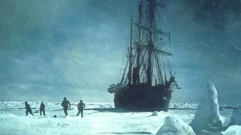 O Endurance ficou preso no gelo marinho durante meses antes de afundar em 1915 (Foto: Getty Images/SPRI)