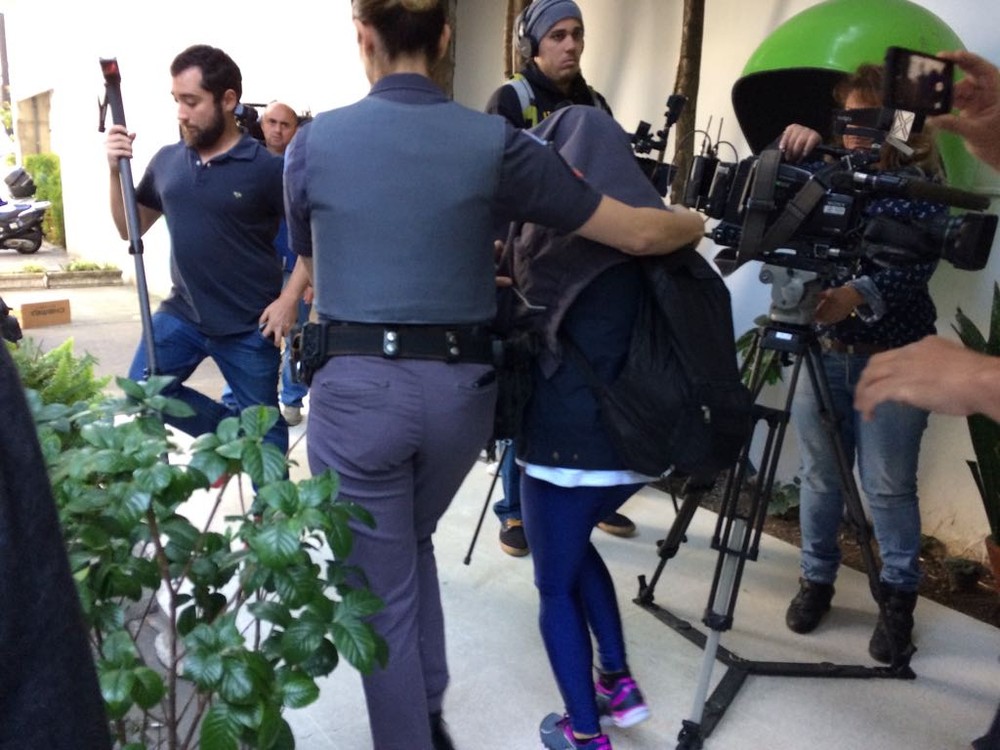 Vítima de Diego saiu da delegacia sem falar com a imprensa; identidade dela foi preservada pela polícia (Foto: Vivian Reis/ G11)