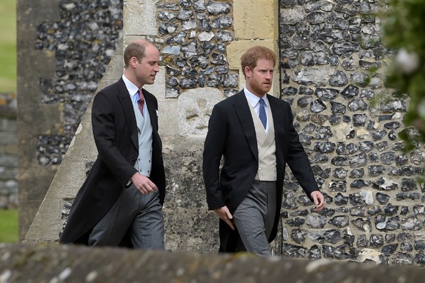 Príncipes William e Harry chegam ao casamento (Foto: The Grosby Group)