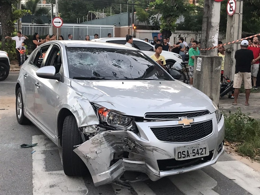 Acidente entre carro e moto no bairro Guararapes, em Fortaleza, deixa uma pessoa morta e outra ferida. (Foto: Marcella de Lima)