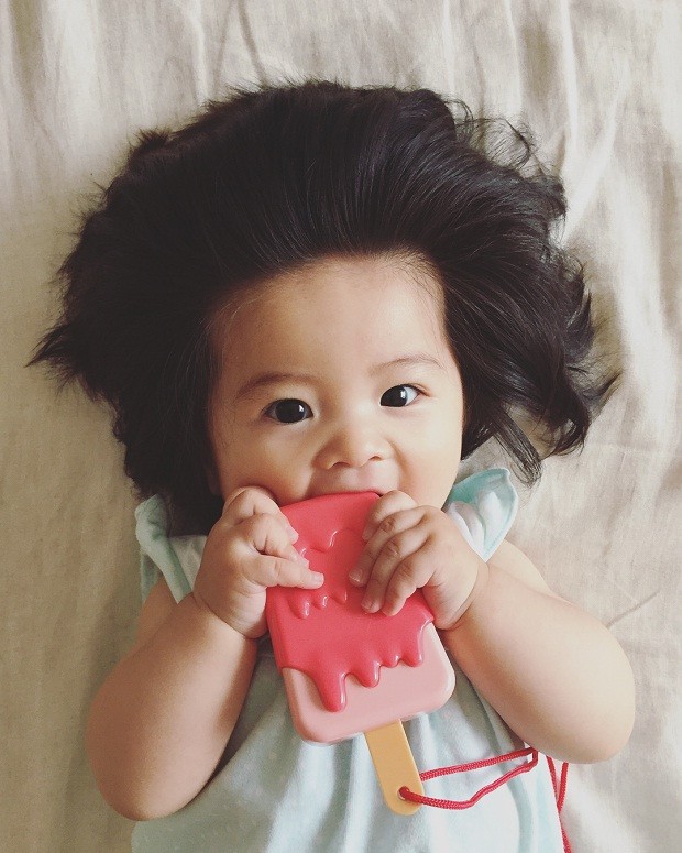 Bebê com cabelo volumoso (Foto: Reprodução/Instagram)