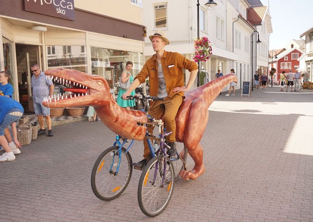 Dinossauro na bicicleta (Foto: Henning Pedersen / Divulgação)