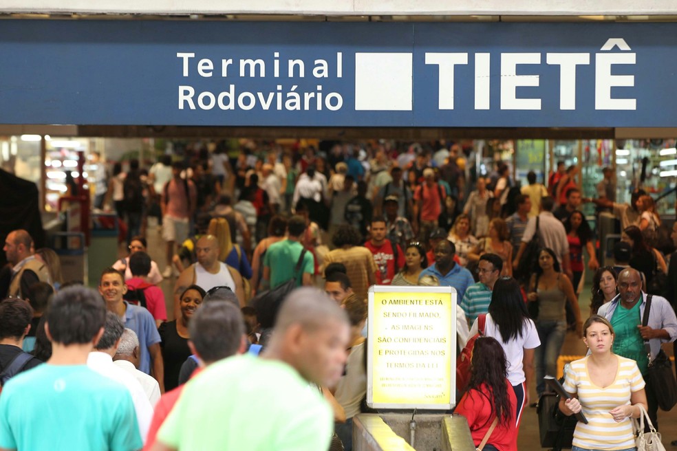 Foto mostra movimentação de passageiros no Terminal Rodoviário do Tietê — Foto: Luiz Guarnieri/ Estadão Conteúdo