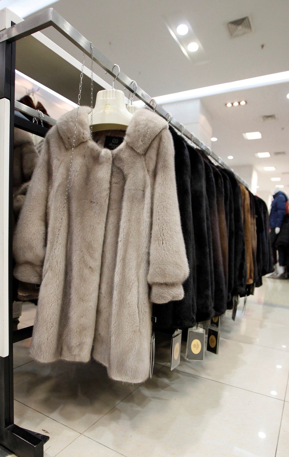 Os casacos de pele de mink em um shopping center de Shangai. — Foto: Aly Song/Reuters/Arquivo