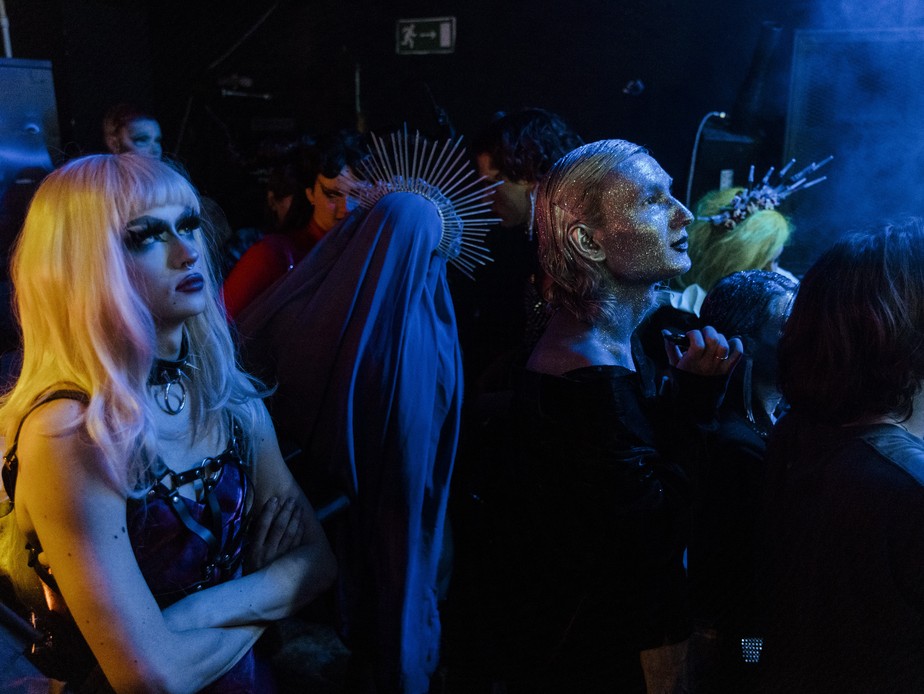 Festa gay no dia do Halloween em um clube de Moscou