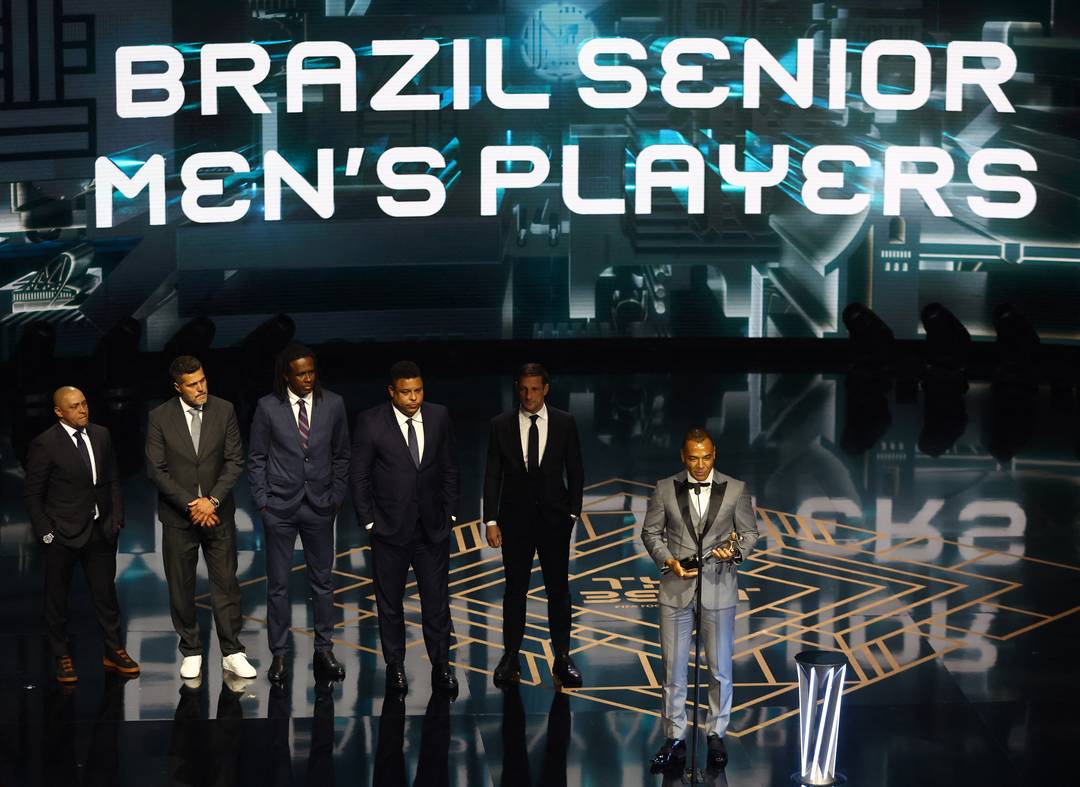 Roberto Carlos, Júlio Cesar, Roque Júnior, Ronaldo, Belletti e Cafu representam o futebol brasileiro no Fifa The Best