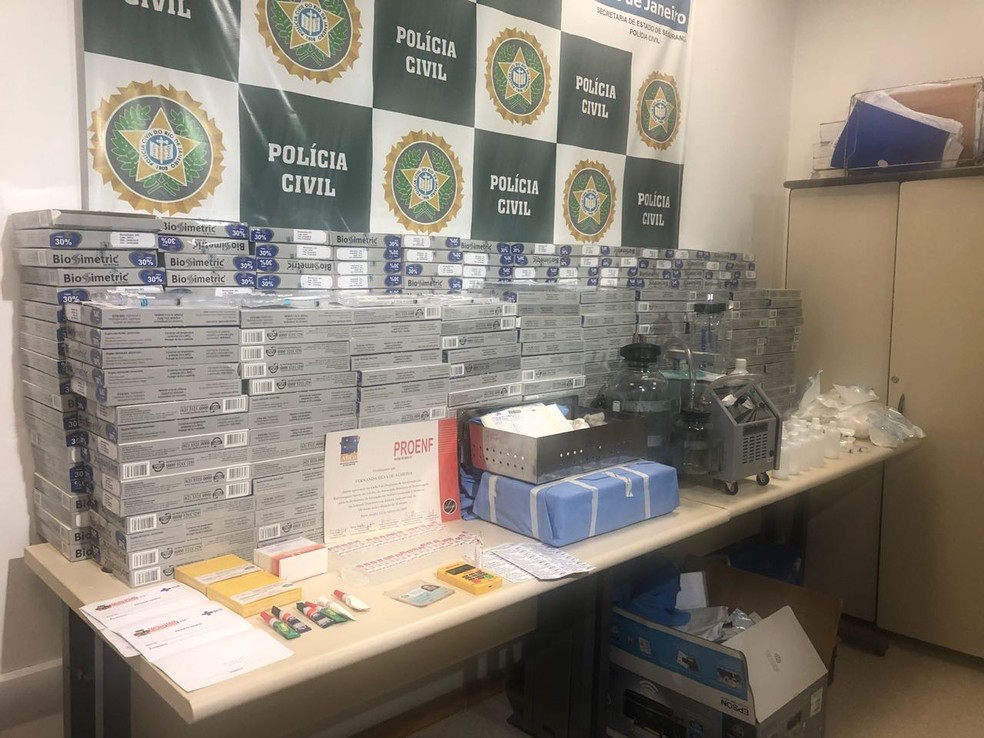 Polícia apresenta apreensão de material para implantes estéticos (Foto: Matheus Rodrigues/G1)