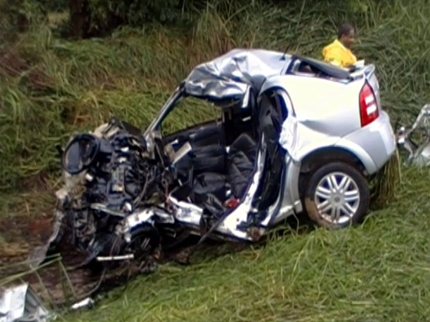 Carro ficou destruído após colisão com caminhão em Itobi (Foto: Reprodução/EPTV)