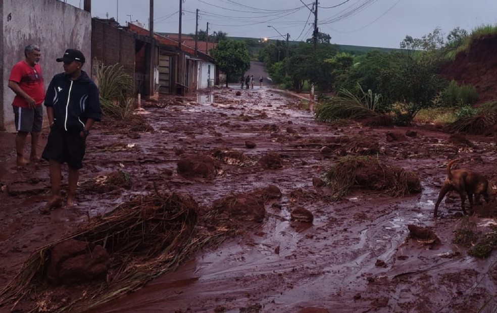Cinco pessoas ficaram desabrigas em Bocaina após lama invadir casas — Foto: Luis Magesto/Arquivo pessoal