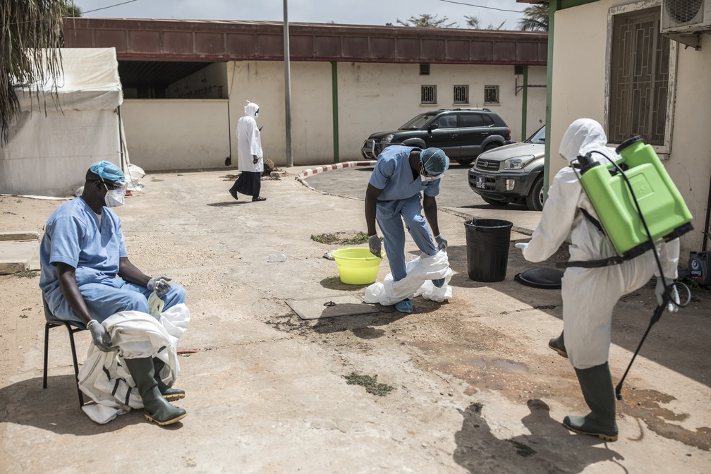 23 de abril: profissionais de saúde se desinfectam depois de testarem pacientes para Covid-19 em um hospital em Dacar, no Senegal. — Foto: John Wessels/AFP