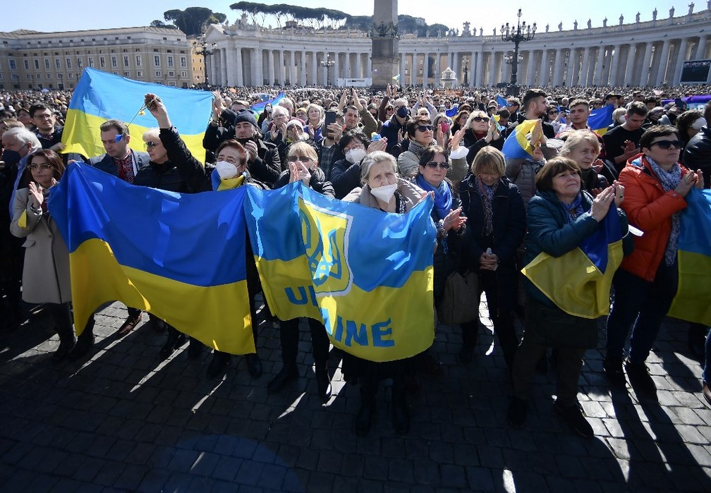 Fiéis seguram bandeiras ucranianas na Praça de São Pedro, no Vaticano, em 6 de março de 2022. — Foto: Filippo Monteforte/AFP