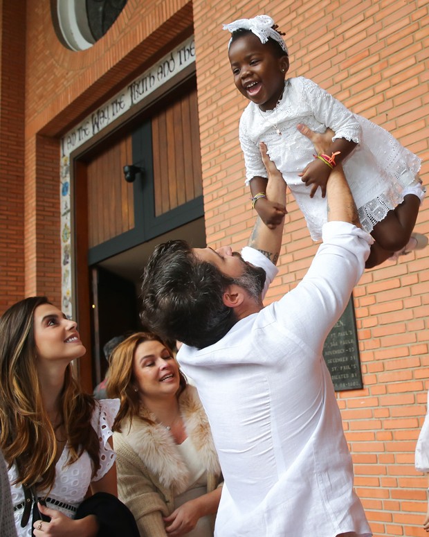 Bruno Gagliass e Giovanna Ewbank batizam Títi em São Paulo (Foto: Manuela Scarpa/Brazil News)