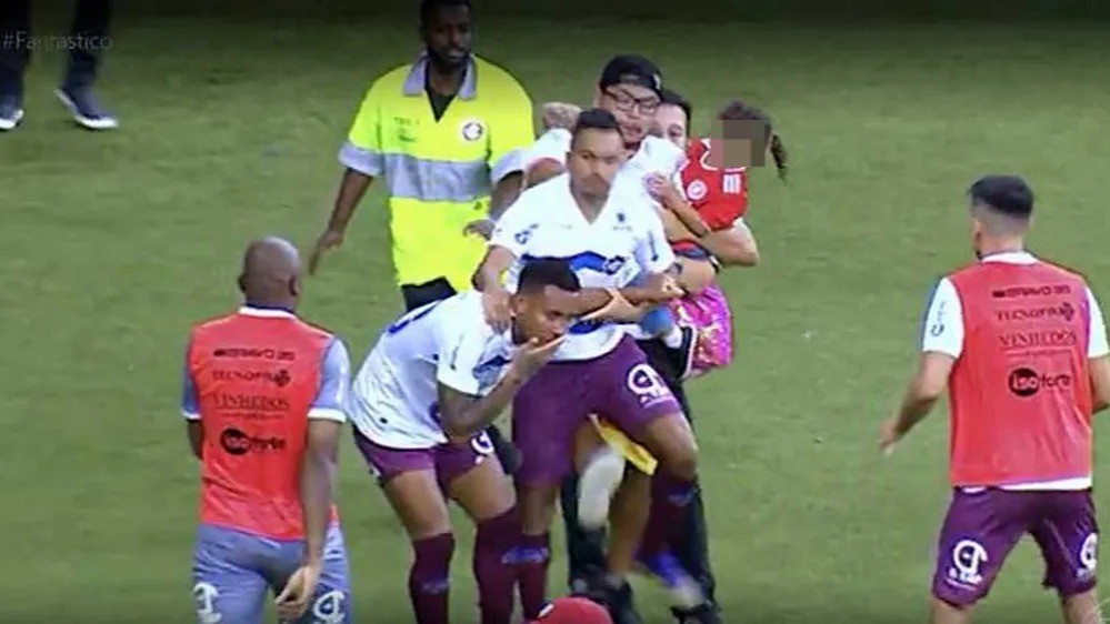 Justiça proíbe torcedor que invadiu campo com a filha no colo para agredir jogador de ir a estádio por 10 jogos