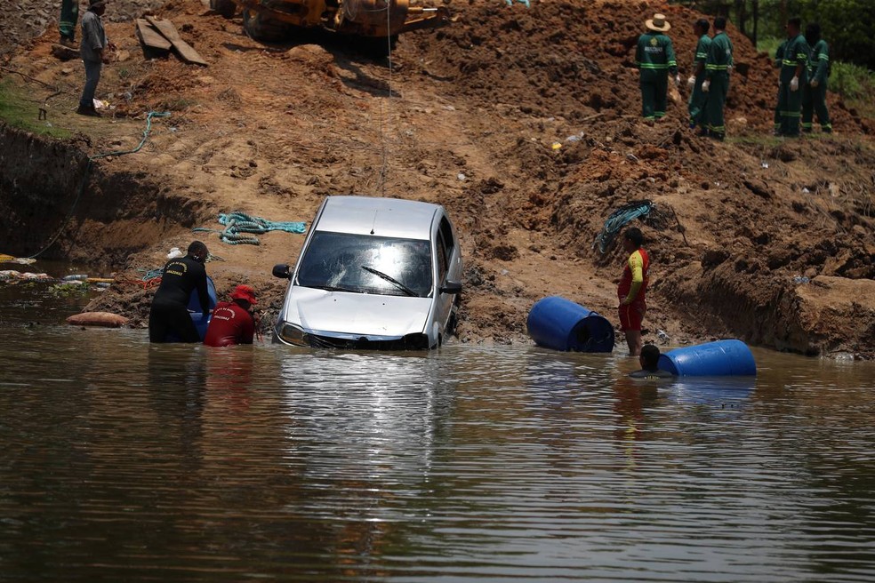 Carro sendo içado após queda de ponte na BR-319 no Amazonas — Foto: Corpo de Bombeiros do Amazonas