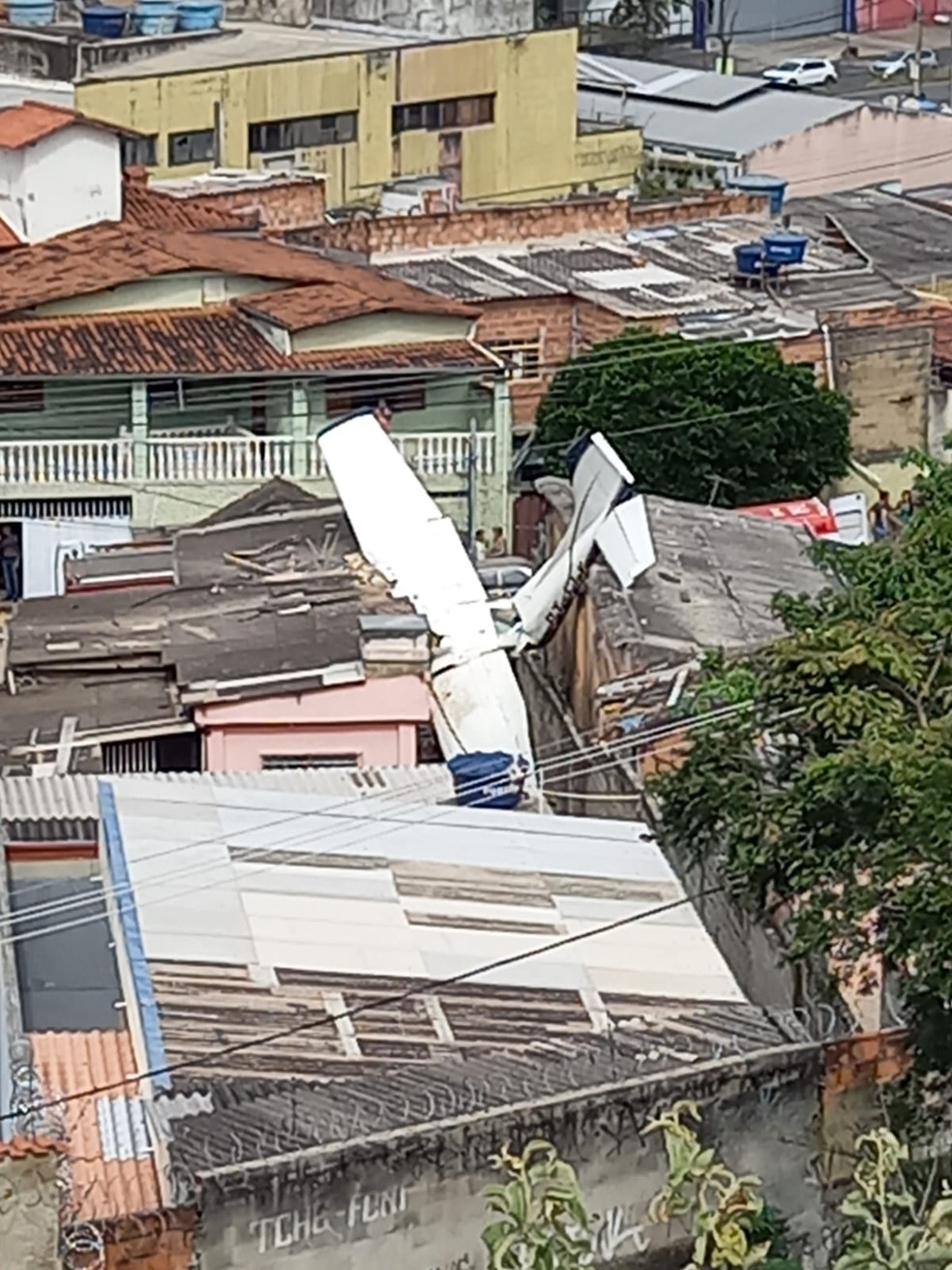 Avião cai, atinge duas casas e deixa feridos, no Bairro Jardim Montanhês, em BH.  — Foto: Redes sociais