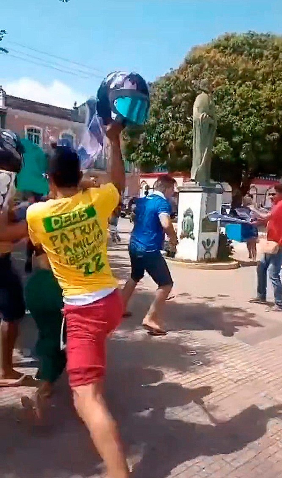 Apoiadores do presidente Jair Bolsonaro agridem eleitores na rua