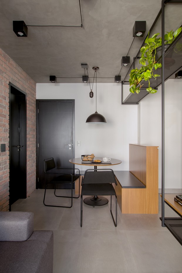 48 m² com tijolinhos, estilo industrial e tons de cinza para um jovem solteiro  (Foto:  Pedro Altheman)