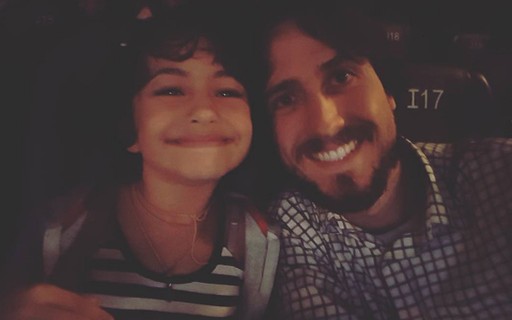 Igor Angelkorte leva filha de Camila Pitanga ao cinema