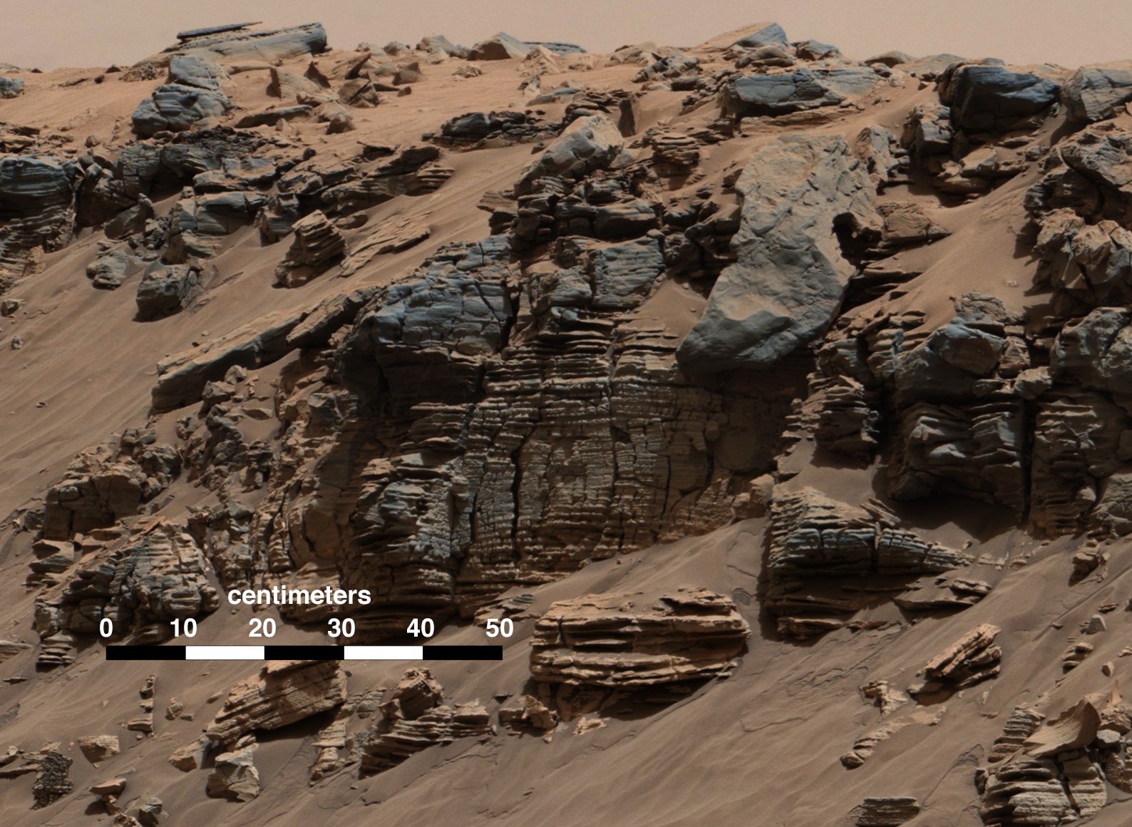 Padrão de camadas da rocha é típico de depósitos sedimentares em lagos (Foto: NASA/JPL-Caltech/MSSS)